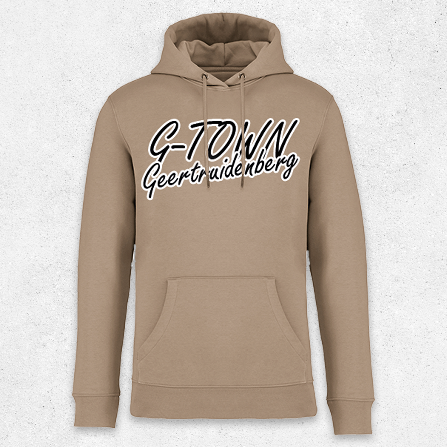 Wet sand hoodie met G-TOWN Geertruidenberg print streetwear design voor lokale trots en urban stijl.