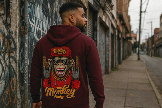 model wat een wine rode duurzame hoodie draagt met een print op de rug van een funky monkey