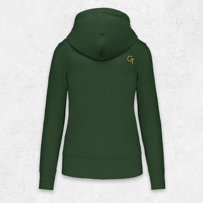 Donkergroene G‑TOWN hoodie met goudkleurige opdruk, minimalistisch gepresenteerd tegen een lichtgrijze achtergrond – duurzame streetwear met een krachtige uitstraling