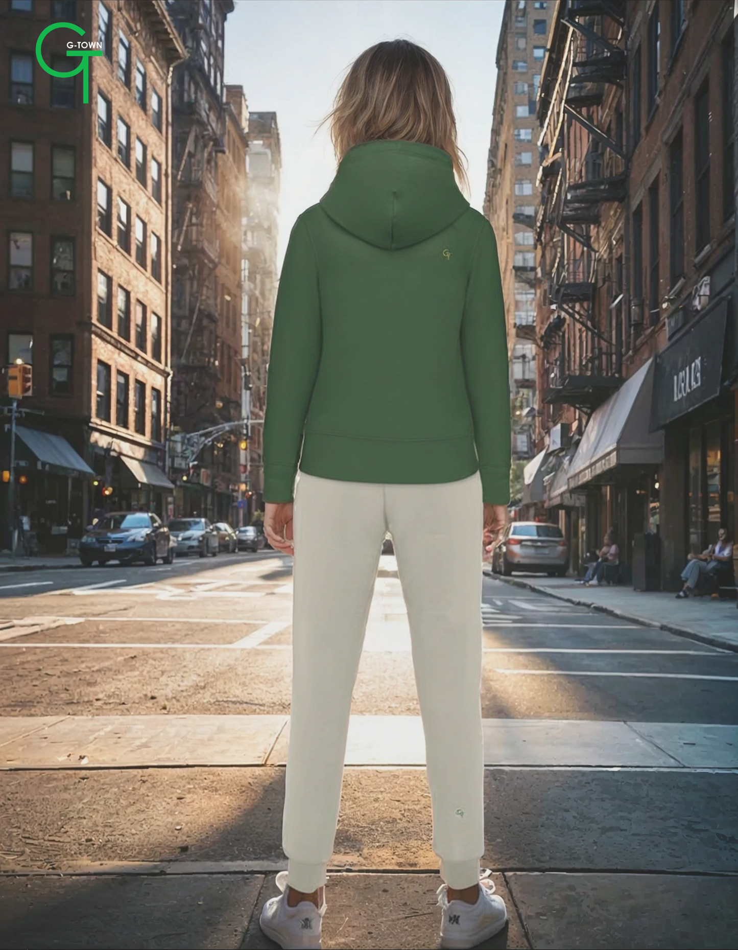 G‑TOWN hoodie in donkergroen met goudkleurige print, gecombineerd met beige joggers – urban streetwear in een stad, duurzaam en stijlvol voor elke dag.