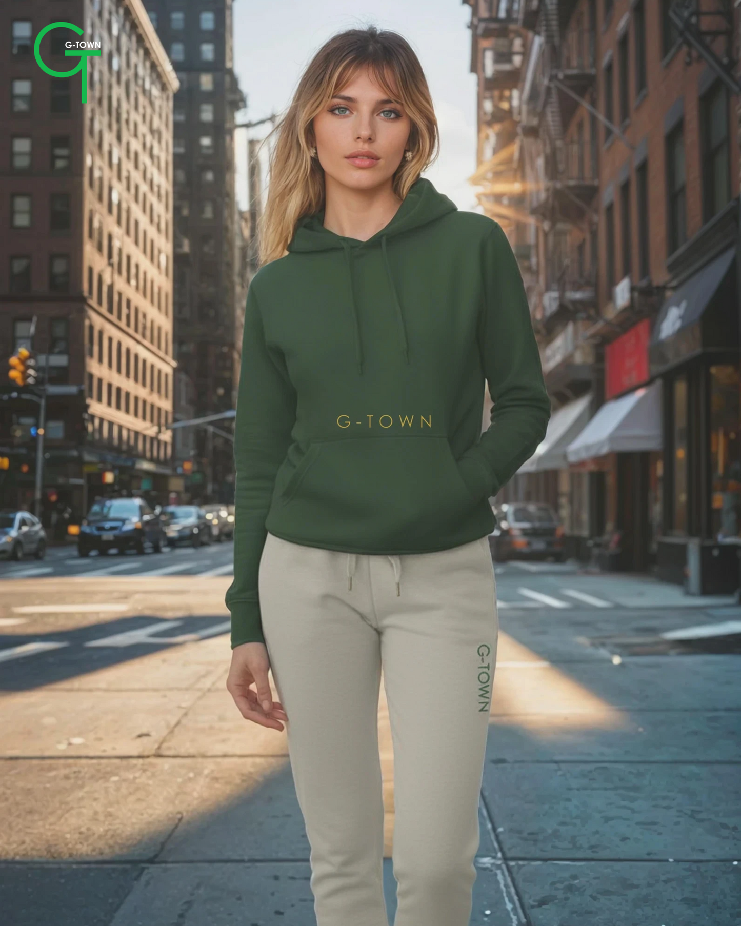 G‑TOWN hoodie in donkergroen met goudkleurige print, gecombineerd met beige joggers – urban streetwear in een  stad, duurzaam en stijlvol voor elke dag.
