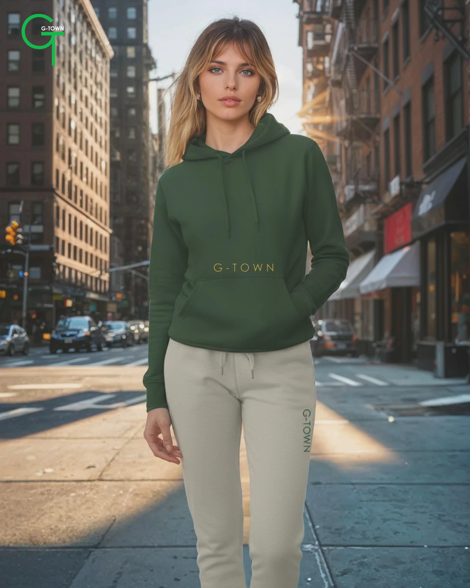 G‑TOWN hoodie in donkergroen met goudkleurige print, gecombineerd met beige joggers – urban streetwear in een  stad, duurzaam en stijlvol voor elke dag.