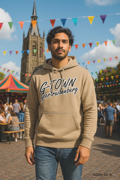 Model draagt wet sand hoodie met G-TOWN Geertruidenberg print streetwear design voor lokale trots en urban stijl.