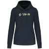 G-TOWN Champagne Chique Dames Hoodie 8 draagt de G-TOWN Champagne Chique Dames Hoodie – stijlvolle en duurzame hoodie in het navy met champagnekleur oppdruk