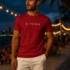 Stijlvol model showt het populaire G-TOWN T-shirt Classy – een premium streetwear essential van biologisch katoen, perfect voor de bewuste man. Duurzame streetwear
