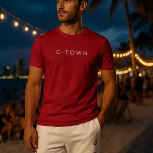 Stijlvol model showt het populaire G-TOWN T-shirt Classy – een premium streetwear essential van biologisch katoen, perfect voor de bewuste man. Duurzame streetwear