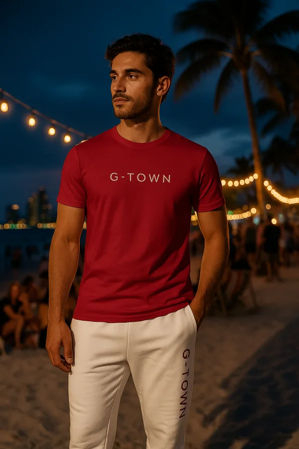 Stijlvol model showt het populaire G-TOWN T-shirt Classy – een premium streetwear essential van biologisch katoen, perfect voor de bewuste man. Duurzame streetwear