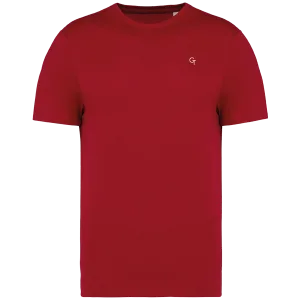 Model draagt G-TOWN T-shirt Small Logo Essential – minimalistische streetwear met klein logo