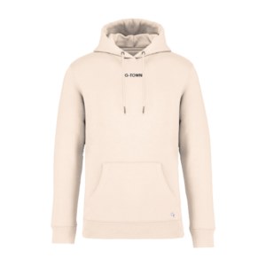 Model draagt de G-TOWN Heren Hoodie Ivory – duurzame heren hoodie in een tijdloze ivoor kleur