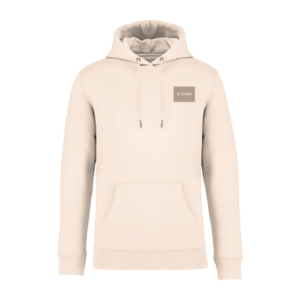 Model draagt de G-TOWN Ivory Elegance Dames Hoodie in een casual lifestyle setting, gemaakt van biologisch katoen en gerecycled polyester.