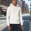 Herenkleding online kopen G-TOWN Heren Hoodie Ivory Zilver is een ivory hoodie met zilveren accenten, gedragen in een stijlvolle streetwear heren looG-TOWN Hoodie Ivory Zilver – duurzame ivoorkleurige heren hoodie met zilveren detail en relaxed fit