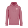 Vintage Rose Hoodie 11 Model draagt de G-TOWN Vintage Rose Dames Hoodie in romantisch oudroze, gemaakt van biologisch katoen en gerecycled polyester, in een casual stadse setting.