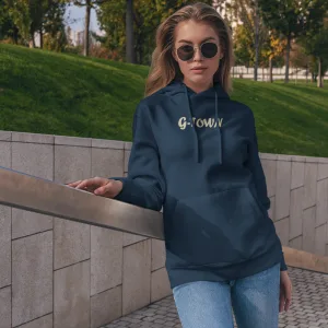 Model draagt de G-TOWN Champagne Chique Dames Hoodie – stijlvolle en duurzame streetwear hoodie in het navy met champagnekleur oppdruk