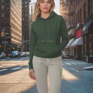 G-TOWN Dames Comfort Set – Duurzaam, stijlvol en ontworpen voor jouw flow De Dames Comfort Set van G-TOWN is jouw nieuwe go-to voor relaxed days en stijlvolle momenten. Deze set bestaat uit een oversized hoodie en bijpassende jogger, beide gemaakt van een zachte katoenmix met gerecyclede vezels. De pasvorm is los maar flatterend, met subtiele details die comfort en streetwear samenbrengen. Of je nu thuis chillt, onderweg bent of een casual look zoekt met karakter — deze set biedt het allemaal. 🌿 Duurzaam geproduceerd met respect voor mens en planeet 🧵 Relaxed fit met zachte binnenvoering 🎨 Verkrijgbaar in neutrale tinten die passen bij elke stijl 💫 Minimalistische branding voor een cleane look Waarom kiezen voor de G-TOWN Dames Comfort Set? Gemaakt van gerecycled katoen en polyester Geïnspireerd door urban loungewear en slow fashion Ideaal voor layering, styling en comfort Past perfect binnen een capsule wardrobe Combineerbaar met sneakers, boots of slippers