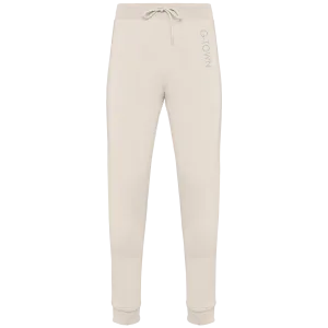 draagt G-TOWN Lounge Silver set – comfortabele en duurzame loungewear in zilvergrijs