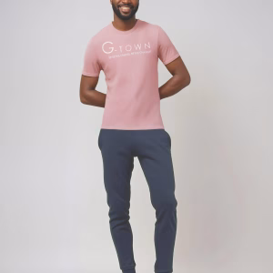 Model draagt biologisch streetwear T-shirt van G-TOWN in blush pink met slogan Style the Streets, Be the Change