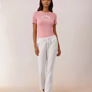 Trendy roze dames T-shirt streetwear stijl met witte print. Slim fit en comfortabel. Shop jouw urban look bij